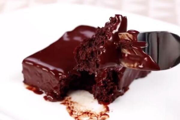 Najbrži čokoladni kolač od samo 4 sastojka koji se ne peče: Lagan, sočan i jednostavno se pravi