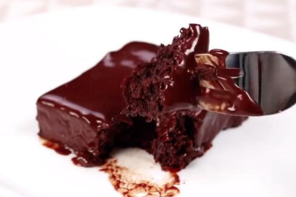 Najbrži čokoladni kolač od samo 4 sastojka koji se ne peče: Lagan, sočan i jednostavno se pravi