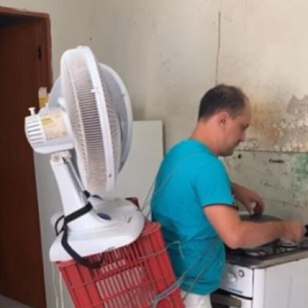 GENIJALNI VIDEO U KOM SE ČOVEK DOSETIO KAKO DA SE RASHLADI: Sada možeš da kuvaš ručak i na plus 50, bravo legendo