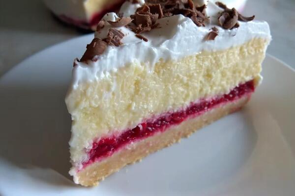 Voćna torta bez pečenja koja se pravi za 15 minuta! Brza i laka, puna fila i malina (VIDEO)