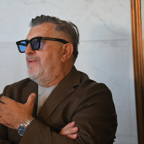 IMA ANTISRPSKU PESMU, A IZ SRBIJE NE IZLAZI! Šerifu mile naše pare, a peva: "Kud si pošo, babo, sa puškom u ruci?"