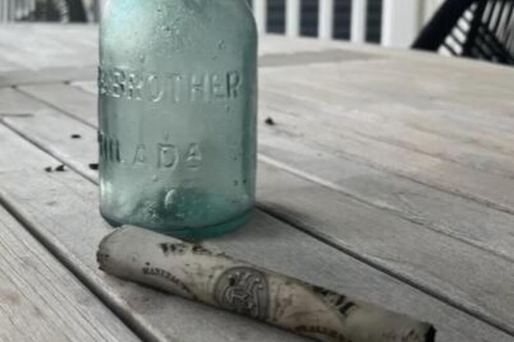 ŠETALA JE PLAŽOM I NAIŠLA NA NAJSTARIJU PORUKU U BOCI: Otkrila je da datira još iz 1876. godine, a evo šta piše