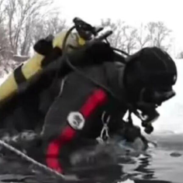 Zaronio je u ledenu reku i napipao nešto čvrsto: Kad je shvatio šta je, počeo je da vrišti (VIDEO)