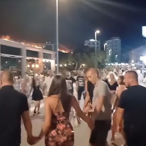 Groteskna slika iz Sutomora, kao na filmu: Zaigrali kolo dok vatra guta hektare šume, nadrealan prizor (VIDEO)
