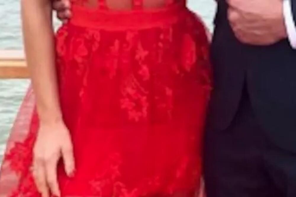 Vrela plavuša došla na svadbu skoro gola, mlada poludela: Isplivale slike, nisu za mlađe od 18 godina (FOTO)