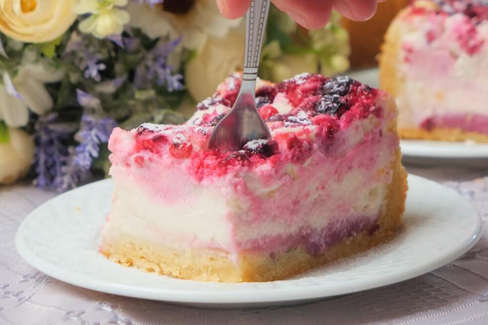 Brzinska prolećna tortica, gotova za čas! Laka za stomak, puna prelepog voća, ne goji, a osvežava (RECEPT)