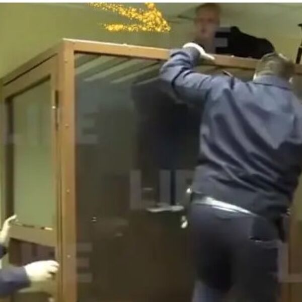 Ludi Rus beži iz zatvora kroz plafon, dok ga policajci mlate pendrecima po nogama: Ovakvu scenu još niste videli