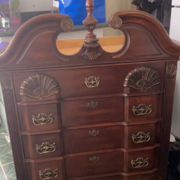 Devojka pokupila staru komodu sa ulice, pa kad je otvorila ostala u šoku: Ova 3 predmeta su samo stajala u fioci