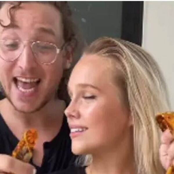 Skinuo brus vreloj plavuši usred prenosa uživo, a da uopšte nije koristio ruke: Kad vide snimak, ljudi se krste