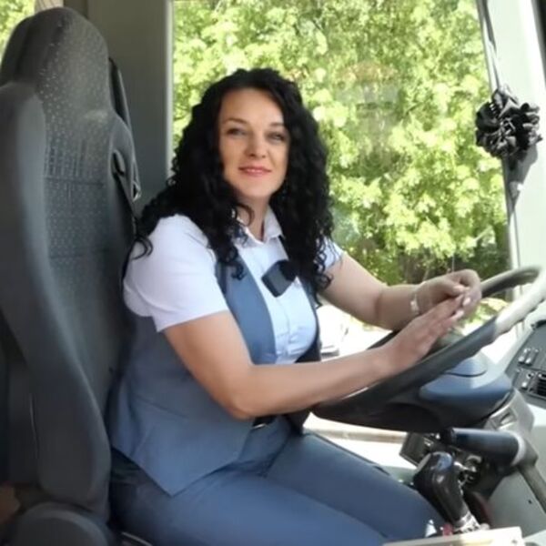 "IZNENAĐENI SU, BLICAJU I SVIRAJU": Edina ispunila san i sada svaki dan vozi autobus, putnici je obožavaju (VIDEO)