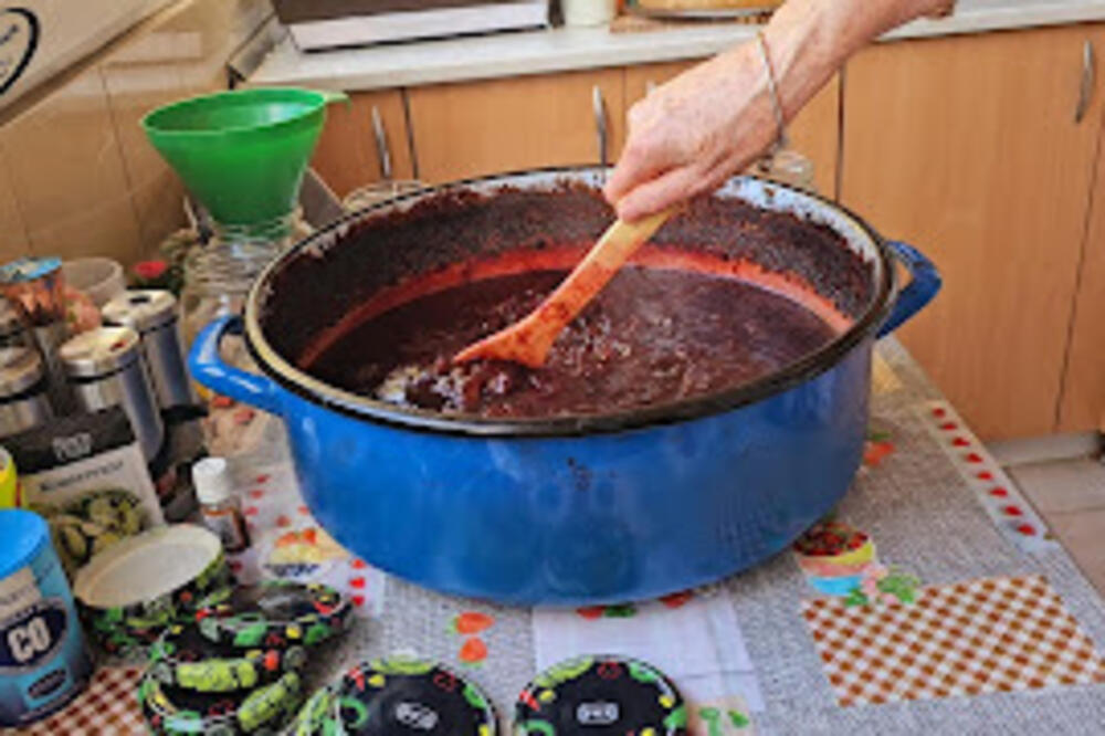 U teglu sa džemom od šljiva ubacite list ove biljke: Svi će vas pitati za recept, trik iskusne domaćice