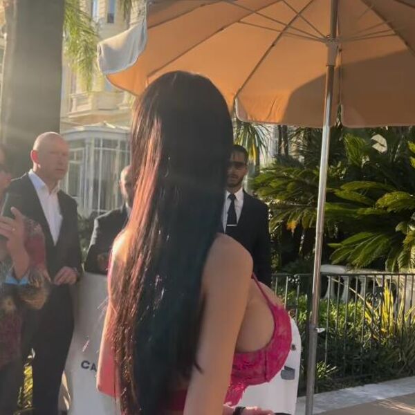 Nepoznata devojka pokazala najveće silikonske grudi usred Kana: Zbog njihove veličine trljaju oči, kao BALONI