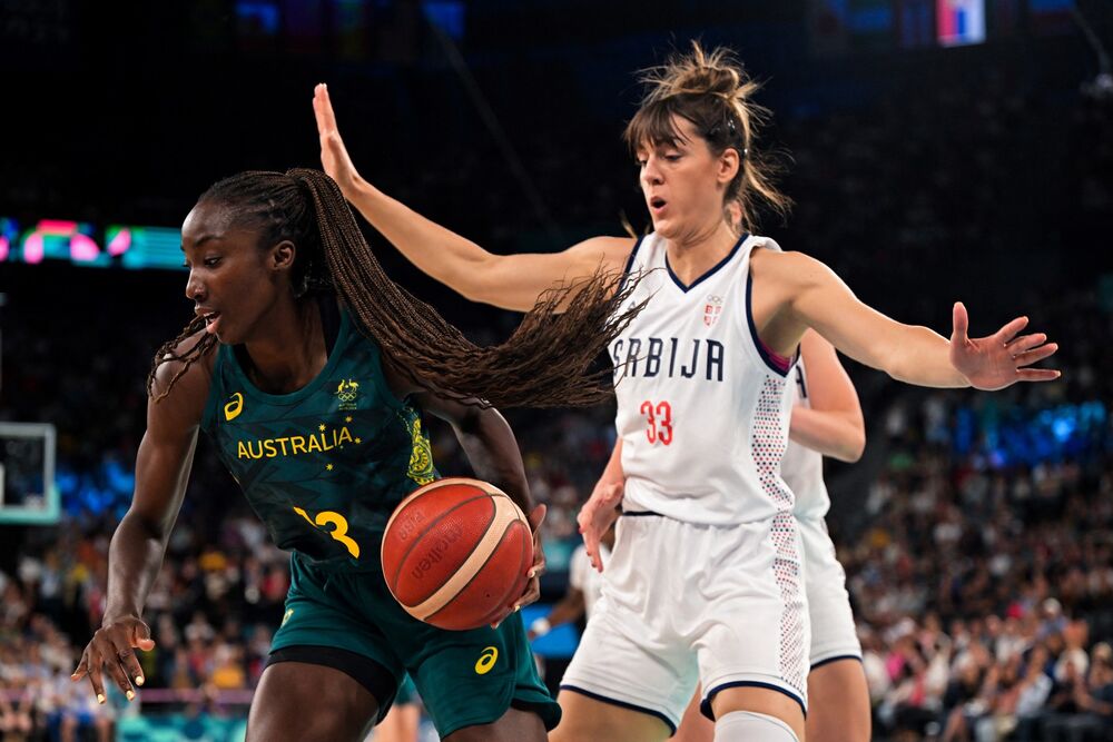  Tina Krajišnik (desno) u dresu reprezentacije Srbije protiv Australije na Olimpijskim igrama u Parizu 2024. godine