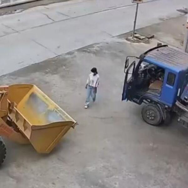KAMION FURIOZNO JURIO NIZ ULICU, A ONDA JE NALETEO NA ŽENU: Zbog njenog poteza dah staje u sekundi, majstorija
