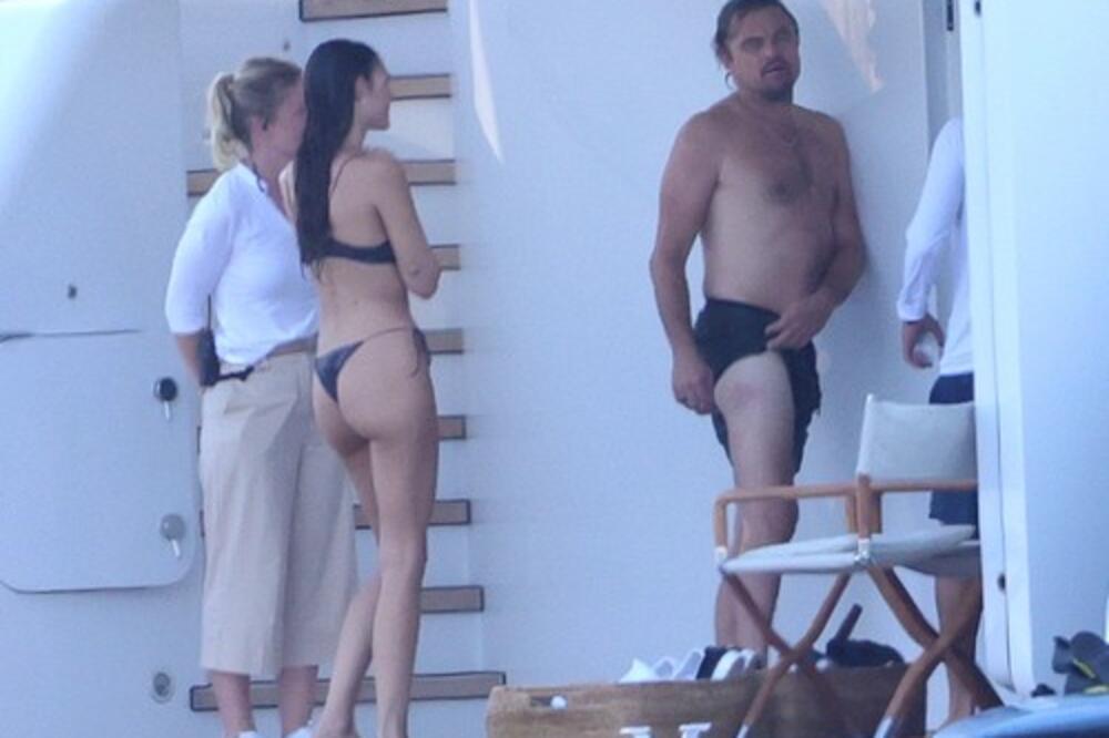 DRAMA NA JAHTI POZNATOG MOĆNIKA: Ispred gole devojke zadigao šorts, pa krenuo da jauče, "ponos" samo što ne iskoči