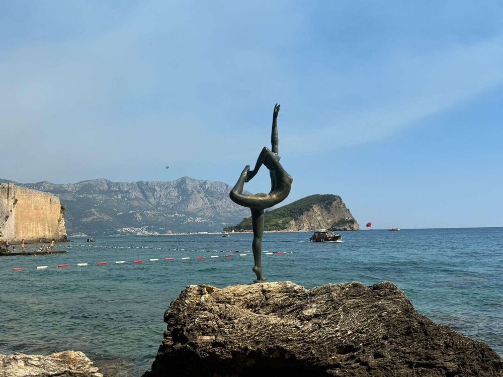 Skulptura balerine u Budvi 