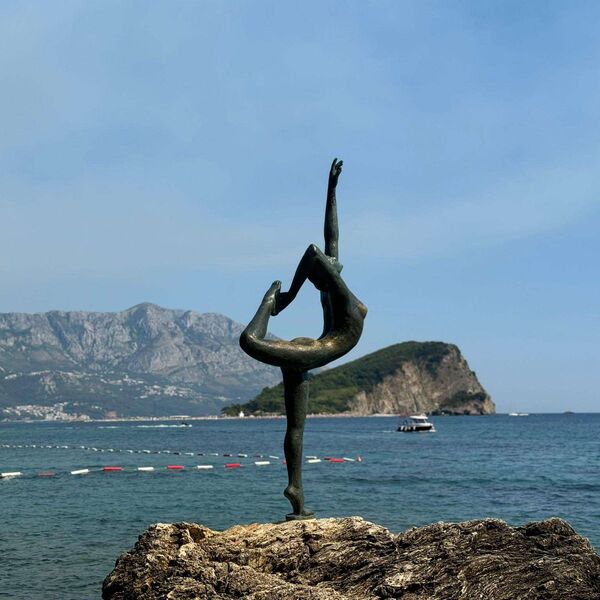 More, bure i oluje joj decenijama ne mogu ništa! Iza čuvene skulpture iz Budve se krije srceparajuća priča (FOTO)