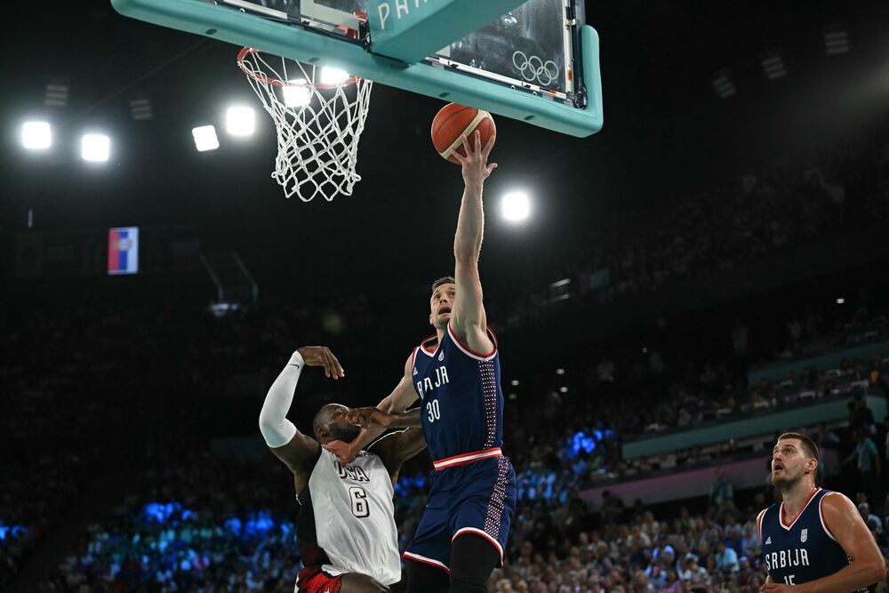 Aleksa Avramović (desno) na utakmici SAD-a i Srbije u polufinalu Olimpijskih igara u Parizu