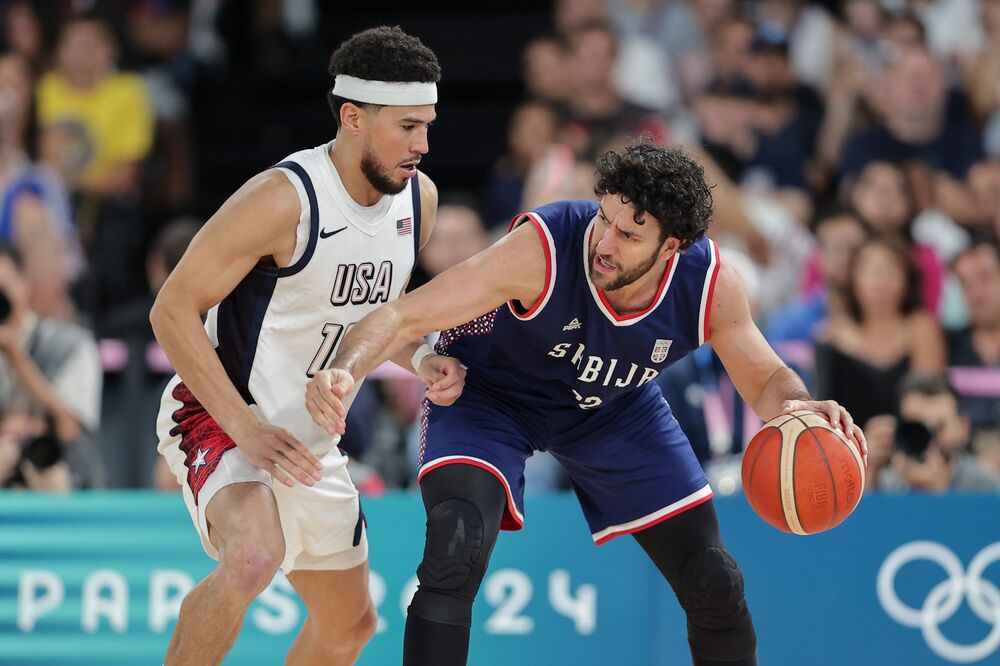 Vasilije Micić (desno)