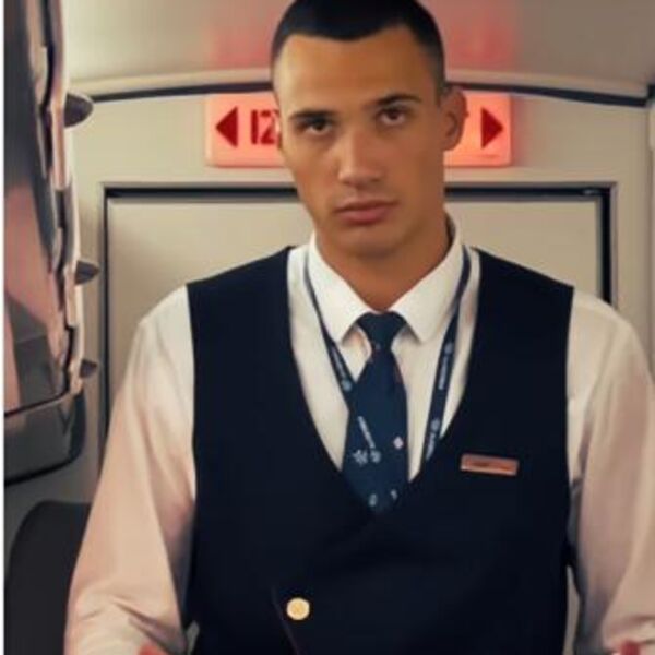 Žene širom sveta poludele za vrelim srpskim stjuardom: Ceo avion gledao u njegovo telo dok je pokazivao... (VIDEO)