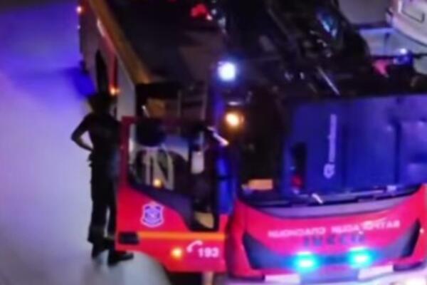 USRED NOĆI ZAPALJEN "MERCEDES" NA VOŽDOVCU, PA BUKNULO JOŠ 4 VOZILA: Kamere snimile piromana!