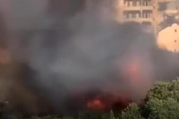 Buknuo ogroman požar u Baru! Vatra se primakla stambenim objektima, kulja dim iznad zgrada (VIDEO)