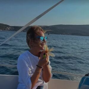 Da li je ona najzgodnija voditeljka? Ima 51 godinu i telo zategnuto kao struna, fotka u bikiniju pomutila um