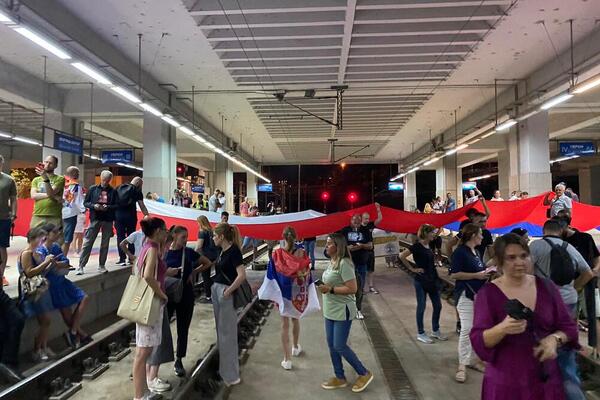 Protest u Beogradu protiv iskopavanja litijuma: Većina otišla, male grupe aktivista blokiraju pruge