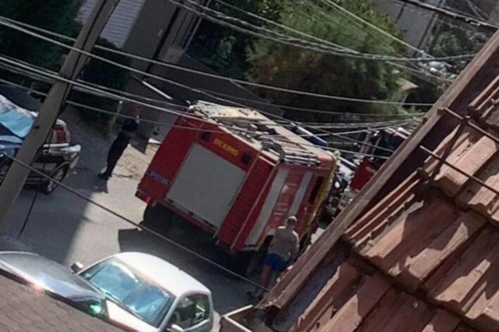 Požar na Ceraku: Na licu mesta vatrogasci i Hitna pomoć (FOTO)