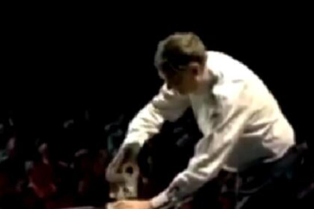 "Zašto samo siromašni da umiru?": Zbog ovog snimka Gejtsa nazivaju ludakom, pazite samo šta je uradio (VIDEO)