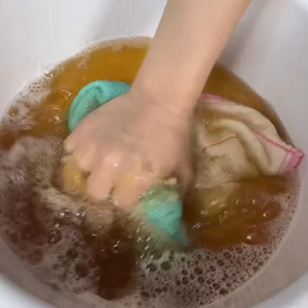 SAMO 2 SASTOJKA I VIDITE MAGIJU! Uveče potopite KUHINJSKE KRPE u ovu MEŠAVINU - biće kao nove, od fleka ni traga