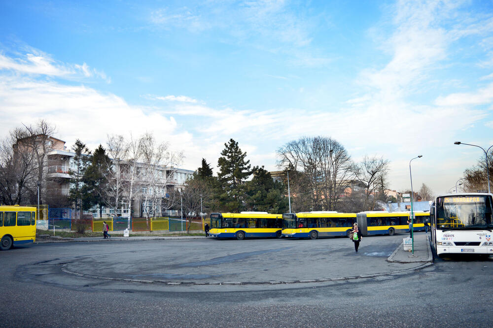JEDAN UDARAO METALNOM ŠIPKOM, DRUGI MU ZARIO NOŽ KOJIM LJUŠTI JABUKU U GRUDI: Ovo je UZROK obračuna vozača autobusa