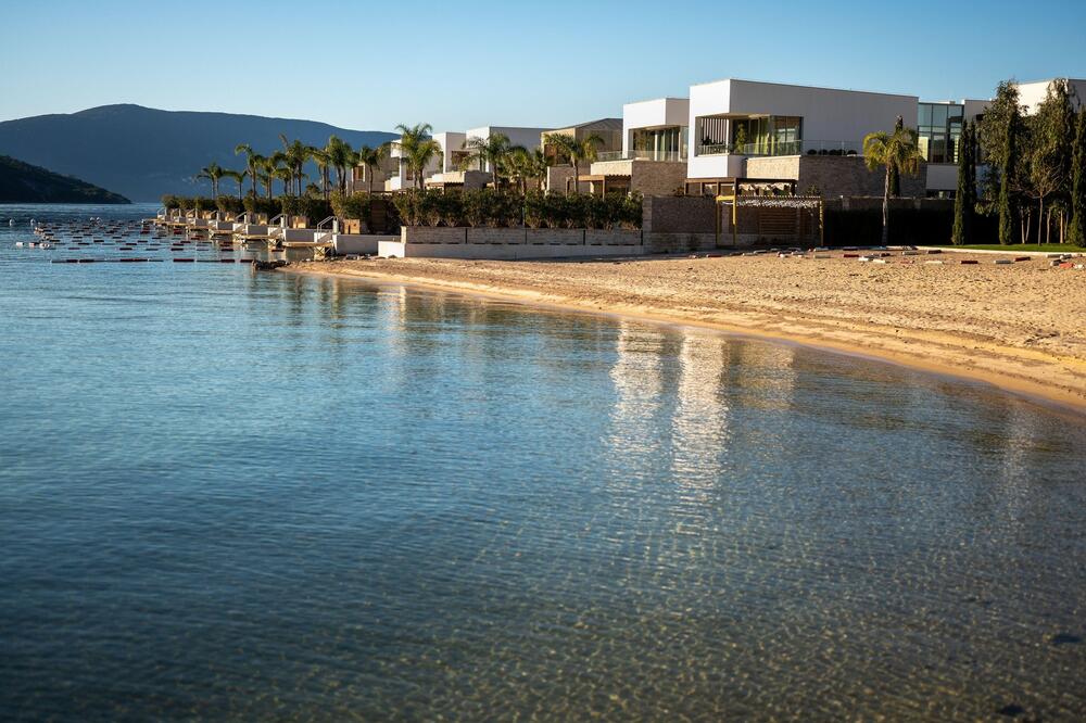 Ovo su najskuplje plaže u Crnoj Gori! Naplaćuju i ulaz, a tek ležaljke i suncobrani - neće vam biti dobro!