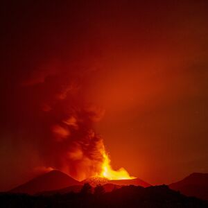 Eruptirala Etna! Vulkanski oblak dostigao visinu od 7 kilometara, pepeo padao i u ovom mestu (VIDEO)