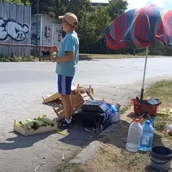 Ima 12 godina i svu muku ovog sveta na svojim ramenima: Majka i otac su mu teško bolesni, a on ovo radi da prežive!