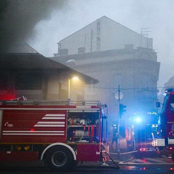 Veliki požar zahvatio 2 porodične kuće u Zemunu! Evakuisane 2 bebe!