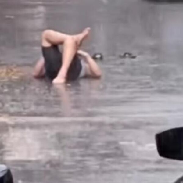 Jako nevreme širom Crne Gore, ali nije svima teško palo: Čovek se "zavalio" na beton, mrzi ga da ustane! (VIDEO)