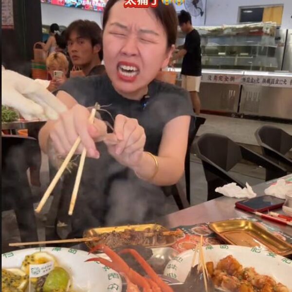 Naručila hranu u restoranu, a dobila smrtonosno stvorenje: Žena u suzama pokušala da se odbrani dok ju je...(VIDEO)