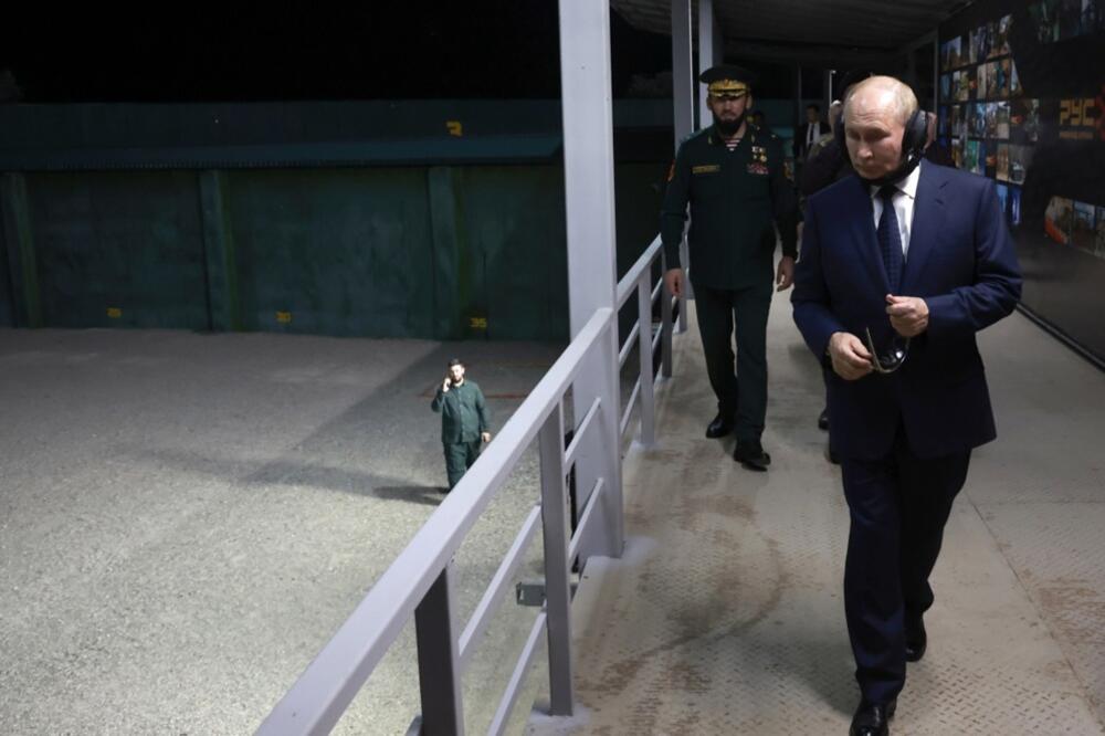 Šou specijalno za Putina! Kadirov mlađi izvodi vežbe pucanja, a ruski lider pomno posmatra sa balkona (VIDEO)
