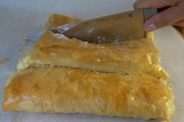 Smućkaj, prospi i ispeci pa gotovo: Ova grčka pita sa tikvicama se pravi za 10min, a prste je da poližeš