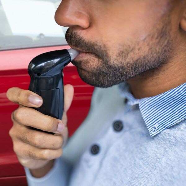 NE SEDAJTE ZA VOLAN U PIJANOM STANJU: Proverite nivo alkohola ako planirate da vozite!