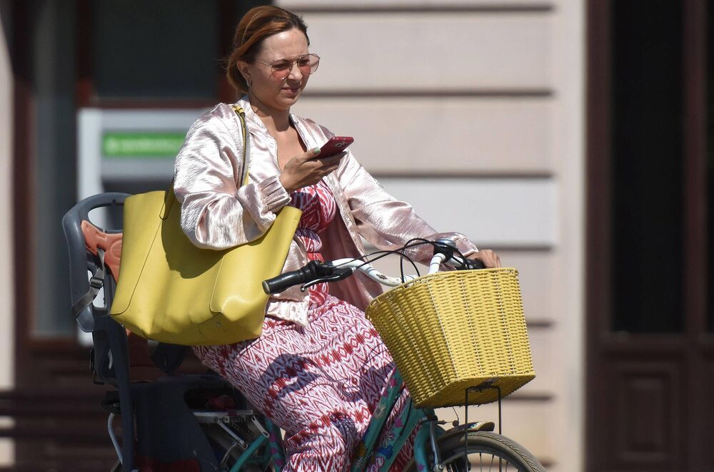 žena vozi bicikl po lepom danu