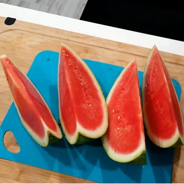 SRBI, DA LI STE ZNALI ZA OVAJ TRIK? Ako lubenica nije dovoljno slatka - posolite je! Da, da, NIJE ŠALA!