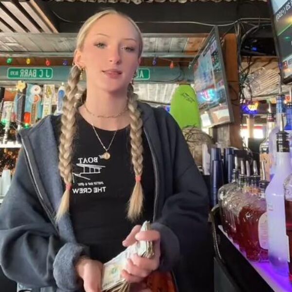 Konobarica dobila bakšiš od 800 evra od mušterije ali morala je da prvo mu ispuni ovo: Tražio joj je da...(VIDEO)