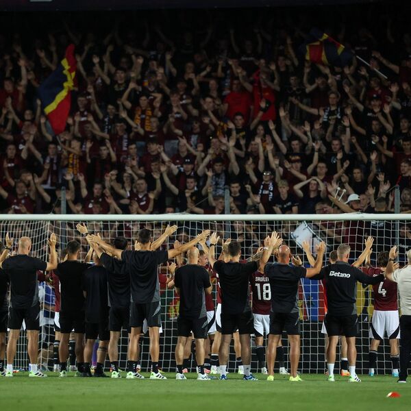 Navijači skandiraju i nose zastave "Kosovo je Srbija," a oni objavili zastavu tzv. Kosova i Albanije (Foto)