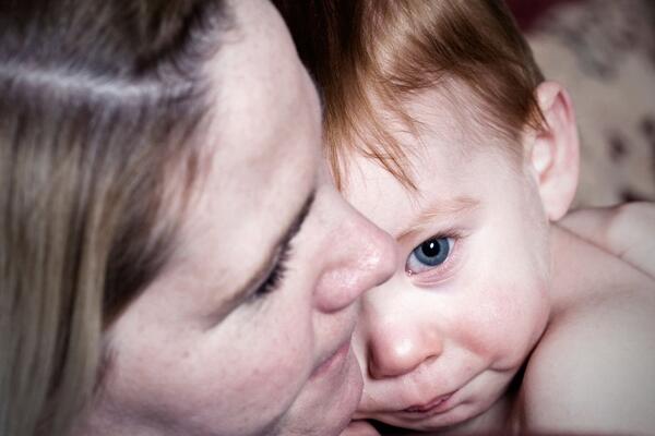 Devojčica (12) rodila dete, otac je njen rođeni brat (16)? Lekari zanemeli od šoka, ovakav slučaj nikada nisu imali