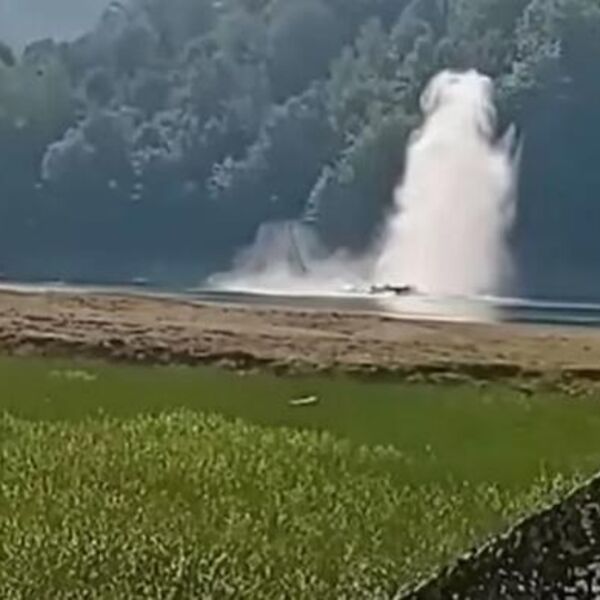 Počelo izvlačenje helikoptera sa dna Jablaničkog jezera: Specijalna jedinica izvlači letelicu iz vode