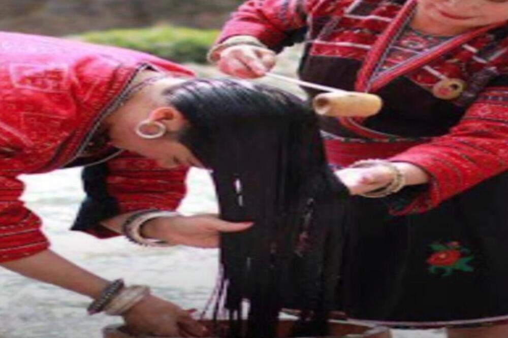 Kako legenda kaže, hiljadama godinama ranije djevojka iz lokalnog plemena Jao doslovce je kosom išibala i otjerala nepoželjnog udvarača