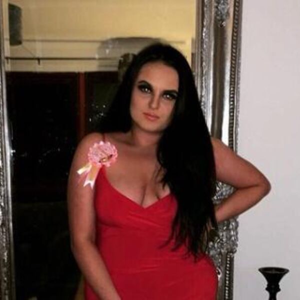 Podelila je svoju sliku i osramotila se kao nikad u životu: Prizor između njenih nogu je zaprepastio, ogroman je