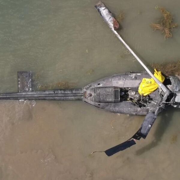 Ovako izgleda helikopter Oružanih snaga BiH nakon izvlačenja! Zakačio žicu dalekovoda, pa pao u jezero (VIDEO)